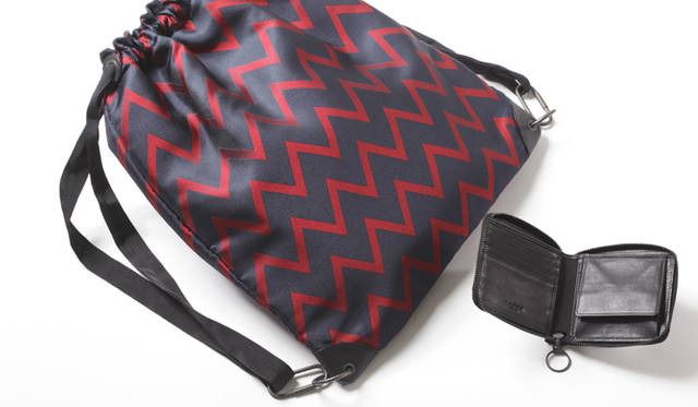 <b>LANVIN｜ランバン</b>　左から：バックパック「プルームバッグ」 7万1400円、パース 3万2550円