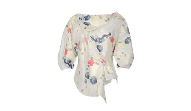 <strong>yoox.comでドメスティックブランドにフォーカス！</strong>　折り紙のような ひだをもったtiny dinosaurのブラウスは、コットンベースに花柄和紙のデジタルプリントを貼り付けたオリジナル素材を使用。
