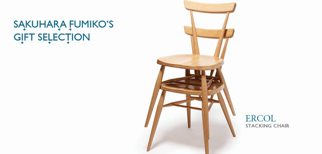 <strong>MARGARET HOWELL HOUSEHOLD GOODS｜マーガレット・ハウエル ハウスホールドグッズ</strong>　<br />ERCOL　STACKING CHAIR｜アーコール　スタッキングチェア　　「イギリスを代表する老舗の家具メーカー アーコール。職人による丁寧な手仕事を活かし長く愛されてきたデザインを、毎日の居場所に。高価なジュエリーを贈るように、こんな1脚を選ぶのもすてきではないでしょうか」（作原文子さん）　アーコール社製スタッキングチェア　各5万9850円（マーガレット・ハウエル ハウスホールドグッズ／マーガレット・ハウエル）