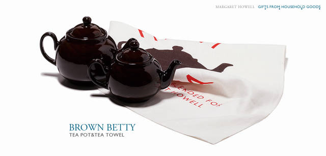 <strong>MARGARET HOWELL HOUSEHOLD GOODS｜マーガレット・ハウエル ハウスホールドグッズ</strong><br />BROWN BETTY　TEA POT & TEA TOWEL｜ブラウンベティ　ティーポット＆ティータオル　　「誰にあげてもよろこばれる、定番中の定番ブラウンベティ。スタンダードなカタチに、深みのあるブラウンは、女性だけでなく男性でも使いやすいデザイン。合わせるカップで、個々のオリジナリティを出せるのも楽しみのひとつ」（作原文子さん）　ブラウンベティ製ポット（2カップ） 2940円、（4カップ）3675円、トーマス ファーガソン社別注ティータオル 2940円（すべてマーガレット・ハウエル ハウスホールドグッズ／マーガレット・ハウエル）