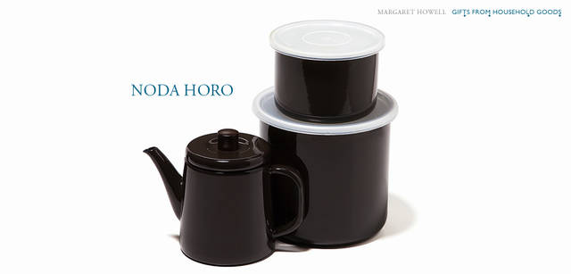 <strong>MARGARET HOWELL HOUSEHOLD GOODS｜マーガレット・ハウエル ハウスホールドグッズ</strong><br />NODA HORO｜野田琺瑯 別注ラウンドストレージ＆ポトル　　「一見、ギフトにしてはシンプルすぎるように見えますが、こんな“使える”アイテムこそ、もらうとうれしいはず。キッチン、バスルーム、リビング、さまざまな収納に役立ちます。なかに食べ物やカードなど、小さなサプライズを入れてもよろこばれそう」（作原文子さん）野田琺瑯 別注ポトル（1.5リットル） 4725円、野田琺瑯 別注ストレージ（1.5リットル） 3675円、野田琺瑯 別注（4.5リットル） 4725円（すべてマーガレット・ハウエル ハウスホールドグッズ／マーガレット・ハウエル）
