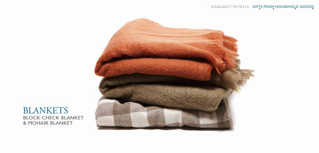 <strong>MARGARET HOWELL HOUSEHOLD GOODS｜マーガレット・ハウエル ハウスホールドグッズ</strong><br /> BLOCK CHECK BLANKET&MOHAIR BLANKET｜ブロックチェック ブランケット＆モヘア ブランケット　　「ソファやベッドにクッションと合わせてプラスしたり、あるとたちまちインテリアにセンスがくわわるブランケットというアイテム。からだをあたたかく包んでくれるその優しさは、何枚あってもうれしいもの。大きなチェックが甘すぎず、おとなっぽさを感じさせます」（作原文子さん）　モヘアブランケット 各3万4650円、チェックブランケット 4万2000円（すべてマーガレット・ハウエル ハウスホールドグッズ／マーガレット・ハウエル）