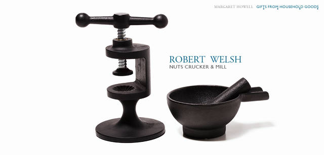 <strong>MARGARET HOWELL HOUSEHOLD GOODS｜マーガレット・ハウエル ハウスホールドグッズ</strong><br />ROBERT WELSH　NUTS CRUCKER & MILL｜ロバート・ウェルシュ　ナッツクラッカー＆ミル　　「モノ好きなひとには、良さが必ず伝わる“道具”の贈り物。とくにナッツクラッカーは、ひとつの作業を一生懸命やる、そのアナログ感がたまらなく愛しく思えます。鉄器ならではのずっしりした安定感を、使うほどに味わえます」（作原文子さん）　ロバート・ウェルシュデザインナッツクラッカー 8190円、ロバート・ウェルシュデザインすり鉢 5040円（すべてマーガレット・ハウエル ハウスホールドグッズ／マーガレット・ハウエル）