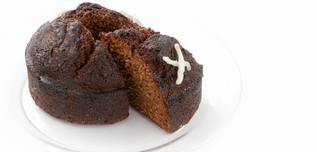 <strong>MARGARET HOWELL JINNAN CAFE｜マーガレット・ハウエル 神南カフェ</strong><br />イギリスのクリスマスでは、トラディショナルなケーキのひとつであるジンジャーケーキ。神南CAFÉで毎年好評のこのケーキ、今年も予約販売を受け付け中。　受け付け期間｜～12月14日（水）　マーガレット・ハウエル 神南カフェ　東京都渋谷区神南1-13-8　1階　Tel. 03-5459-3721