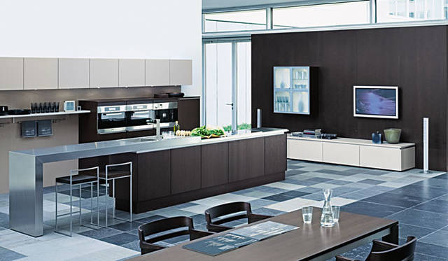 <strong>LIVING WELLNESS IN LUXURY</strong>　第11回「LIVING WELLNESS IN LUXURY」協賛企業<br><strong>「Poggenpohl（ポーゲンポール）」</strong>　1892年にフレデミール・ポーゲンポールによって創立されたポーゲンポール。ドイツのキッチンプランドとしてはもっとも歴史が古く、知名度の高い企業として知られる。すべての製品はノルトライン・ヴェストファーレン州ヘルフォート市の工場で生産され、世界70カ国以上に高品質・高水準なキッチン家具を供給。王室や公邸などにも採用され、高い審美眼をもつセレブリティから絶大な信頼を得ている。120年余に渡る歴史のなか、その技術と革新性はつねにキッチン業界にあたらしい話題を提供し、いつからかポーゲンポールは「世界のキッチンの指標」とまで称されるようになった。