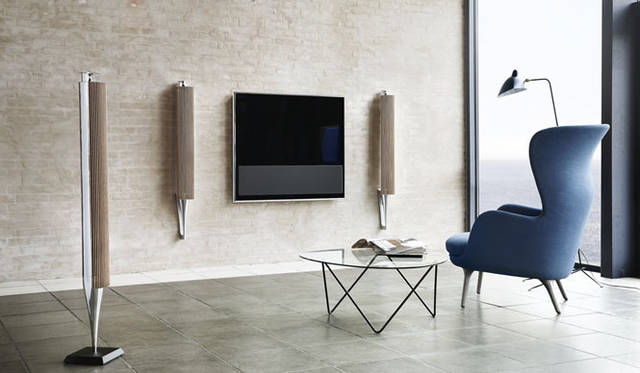 <strong>LIVING WELLNESS IN LUXURY</strong>　第11回「LIVING WELLNESS IN LUXURY」協賛企業<br><strong>「Bang&Olufsen（バング&オルフセン）」</strong>　1925年にデンマークで創業されたオーディオ・ビジュアルブランド、バング&オルフセン。創業以来、「技術は人のために」という企業理念は各製品に体現され、最先端の技術、妥協のないクラフツマンシップ、時代を越えたデザイン、そして人間工学に基づいた操作性で、使うひとを魅了する製品を生み出している。ニューヨーク近代美術館「MoMA」のパーマネントコレクションには18もの製品が展示され、機能美を追求するブランドとしても高い評価を得ている。