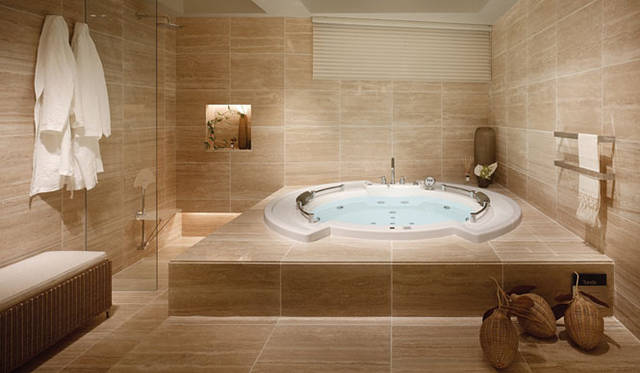 <strong>LIVING WELLNESS IN LUXURY</strong>　第11回「LIVING WELLNESS IN LUXURY」協賛企業<br><strong>「JAXSON（ジャクソン）」</strong>　その名は「釈尊（お釈迦様）」と「JAPAN（日本）」に由来し、慈愛あふれる仏の心と日本文化への敬意をあらわしている。従来、たんなる住宅設備の一部であった浴槽をインテリアへと昇華させ、最高のデザインと入り心地、クオリティを備えたバスタブを世界に発信することをミッションに、1982年、株式会社JAXSONは創業。シャープなエッジ、繊細なアール、長時間のくつろぎを叶えるステップ。ひとの手によるチューニングでフィット感を追求したバスタブには、机上のデザインでは実現が困難な造形美が息づいている。