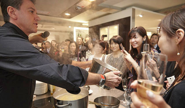<strong>LIVING WELLNESS IN LUXURY</strong>　第10回「LIVING WELLNESS IN LUXURY」オープニングランチパーティの様子<br>マリオ・フリットリ氏によるクッキングパフォーマンス