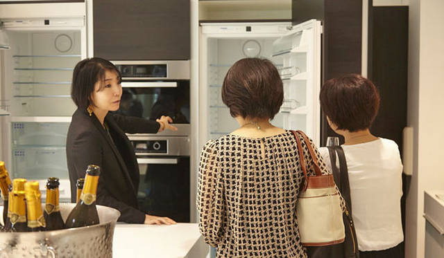 <strong>LIVING WELLNESS IN LUXURY</strong>　第10回「LIVING WELLNESS IN LUXURY」オープニングランチパーティの様子<br>商品を間近で触れ、体験することができる