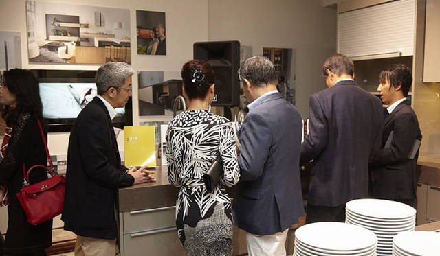 <strong>LIVING WELLNESS IN LUXURY</strong>　第10回「LIVING WELLNESS IN LUXURY」オープニングランチパーティの様子<br>実際の使用感をシミュレーションすることができる