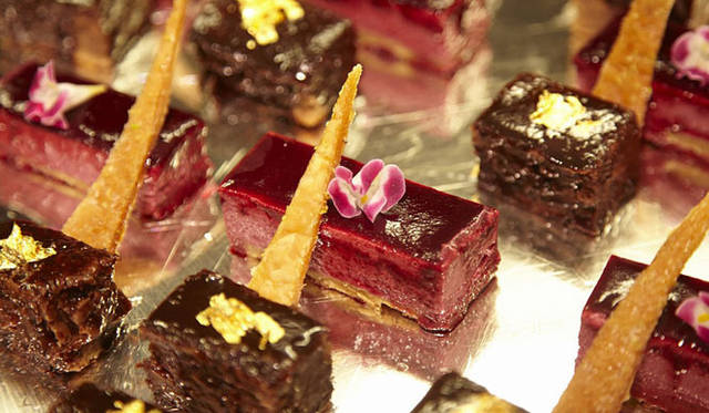 <strong>LIVING WELLNESS IN LUXURY</strong>　第10回「LIVING WELLNESS IN LUXURY」オープニングランチパーティの様子<br>ランチパーティでは企業商品の試食や試飲も楽しめる