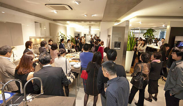 <strong>LIVING WELLNESS IN LUXURY</strong>　第10回「LIVING WELLNESS IN LUXURY」オープニングランチパーティの様子<br>異なる業種（商品）が一堂に会する希少なイベント