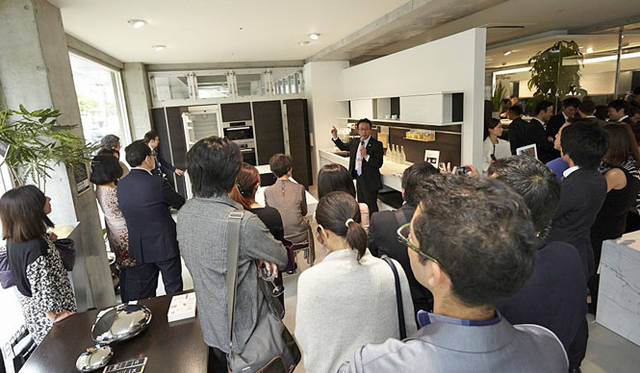 <strong>LIVING WELLNESS IN LUXURY</strong>　第10回「LIVING WELLNESS IN LUXURY」オープニングランチパーティの様子<br>プレゼンテーションタイム