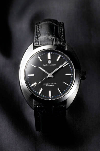 27万円＜ETA自動巻式Cal.2824（25石）、日常生活防水20気圧、ステンレス製、ベルト：本革（クロコダイル）、サファイアガラス（両面無反射コーティング）＞