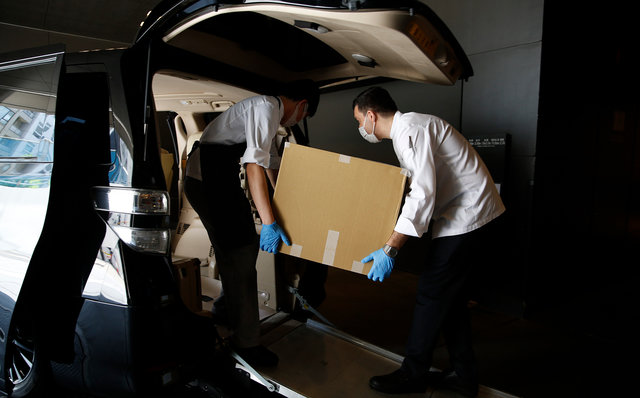 ブルガリ お弁当を配達の車へ積む２