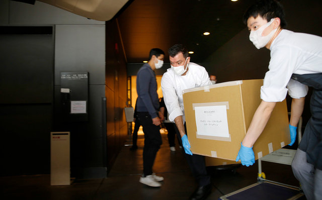 ブルガリ お弁当を配達の車へ積む１