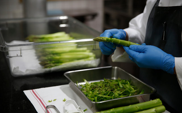 ブルガリ 下準備（アスパラガス）