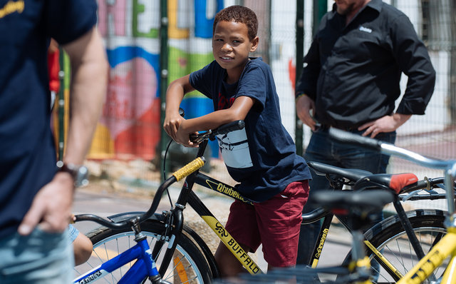 100人の生徒に自転車を寄贈するセレモニーが開催