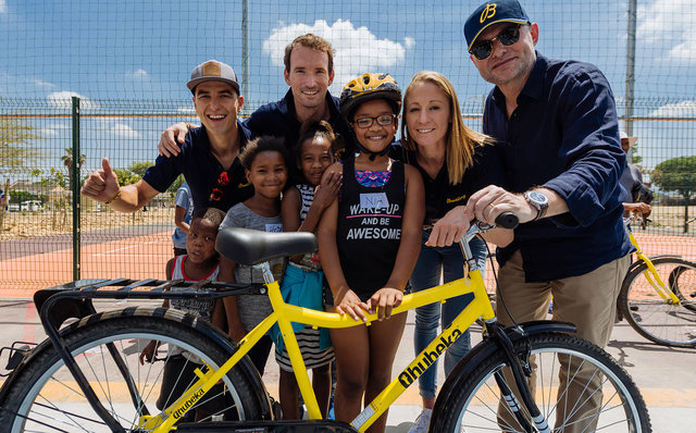 100人の生徒に自転車を寄贈するセレモニーが開催