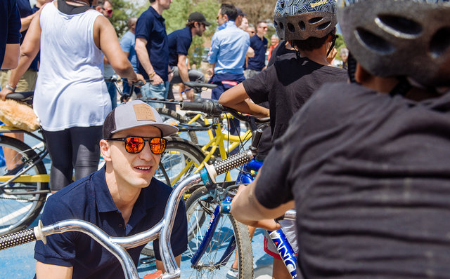 100人の生徒に自転車を寄贈するセレモニーが開催