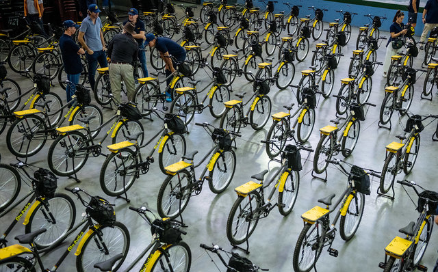 100人の生徒に自転車を寄贈するセレモニーが開催