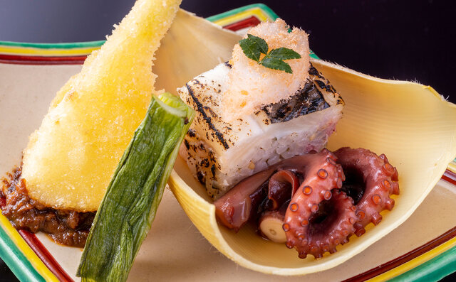 「日本料理 嘉助」焼きオニオンヌーボー、信濃雪鱒の桜寿司、水蛸旨煮 「日本料理 嘉助」焼きオニオンヌーボー、信濃雪鱒の桜寿司、水蛸旨煮