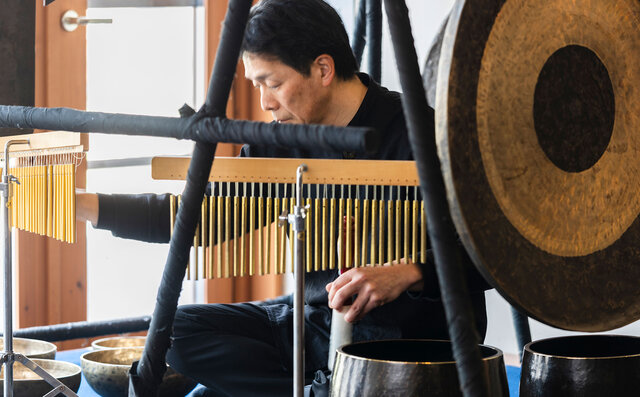 別棟のレセプション 「やぐら」と呼ばれるオリジナルの楽器 別棟のレセプション 「やぐら」と呼ばれるオリジナルの楽器