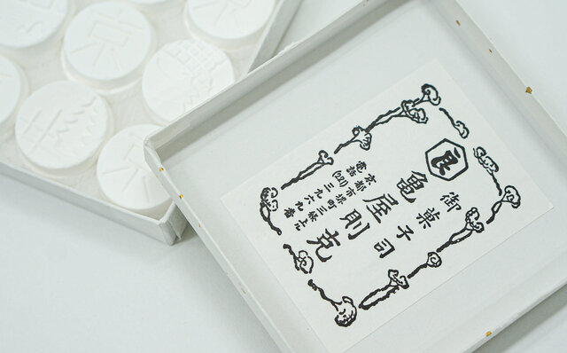 京都の御菓子司「⻲屋則克」と コラボレーションした干菓子 京都の御菓子司「⻲屋則克」と コラボレーションした干菓子