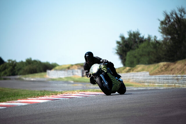 アストン×ブラフ･シューペリア　スーパーバイク