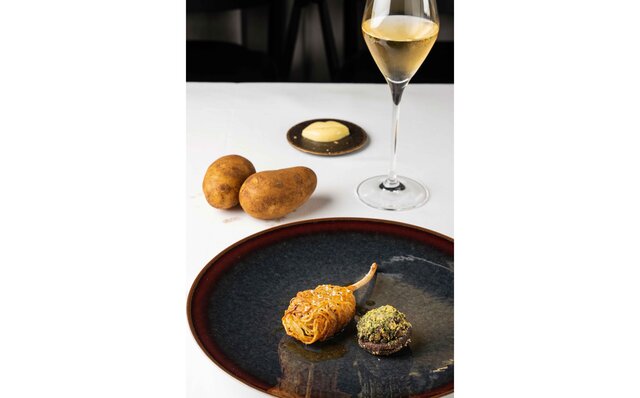 ジャガイモと黒トリュフをまとわせた子羊のクルスティアン ジャガイモと黒トリュフをまとわせた子羊のクルスティアン