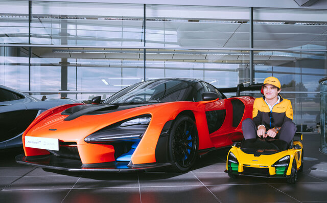 ライドオンのコクピットにおさるランド・ノリス ライドオンのコクピットにおさるランド・ノリス