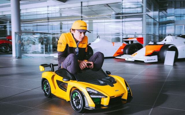 ライドオンのコクピットにおさるランド・ノリス ライドオンのコクピットにおさるランド・ノリス