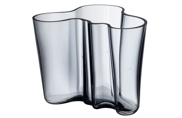 仕上がりはワン&オンリー。100%リサイクルガラスを用いたコレクション iittala 仕上がりはワン&オンリー。100%リサイクルガラスを用いたコレクション iittala