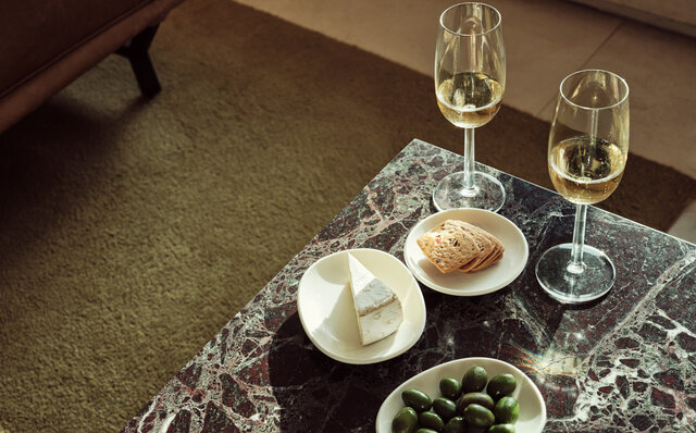 シーブルーとサーモンピンクのガラス製品も新たにラインナップ｜iittala