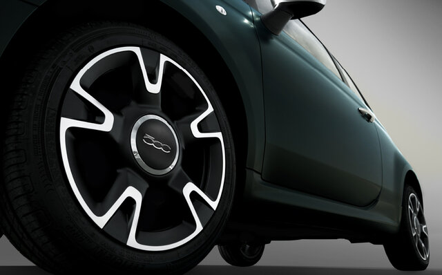 開放的な車内とマニュアルトランスミッションを採用した限定車｜FIAT