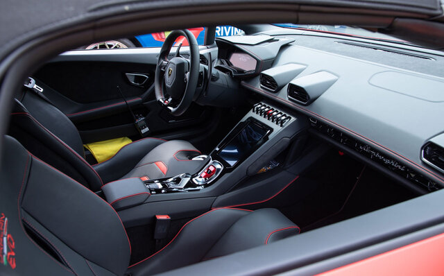 タウンスピードでも楽しい──ランボルギーニ ウラカンEVOの後輪駆動モデルに公道試乗|Lamborghini タウンスピードでも楽しい──ランボルギーニ ウラカンEVOの後輪駆動モデルに公道試乗|Lamborghini