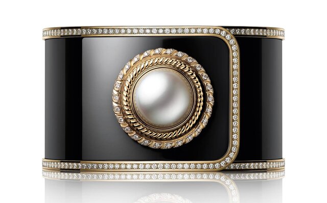 ジャケットの“ボタン”に着想を得た新作「マドモアゼル プリヴェ ブトン」｜CHANEL