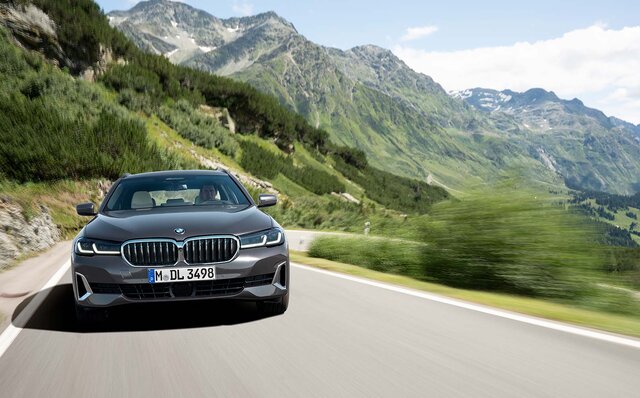 マイナーチェンジを受けた新型BMW5シリーズのセダンとツーリングが発売｜BMW