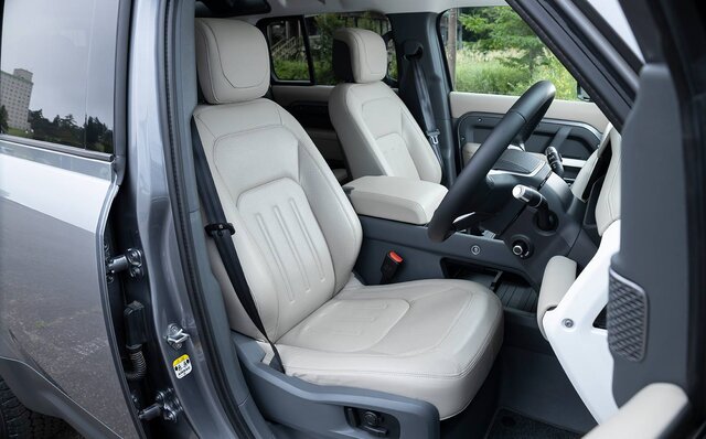 オンロード性能とオフロード性能を見事に両立──新型ディフェンダーに試乗|Land Rover オンロード性能とオフロード性能を見事に両立──新型ディフェンダーに試乗|Land Rover