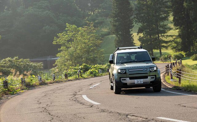 オンロード性能とオフロード性能を見事に両立──新型ディフェンダーに試乗|Land Rover オンロード性能とオフロード性能を見事に両立──新型ディフェンダーに試乗|Land Rover