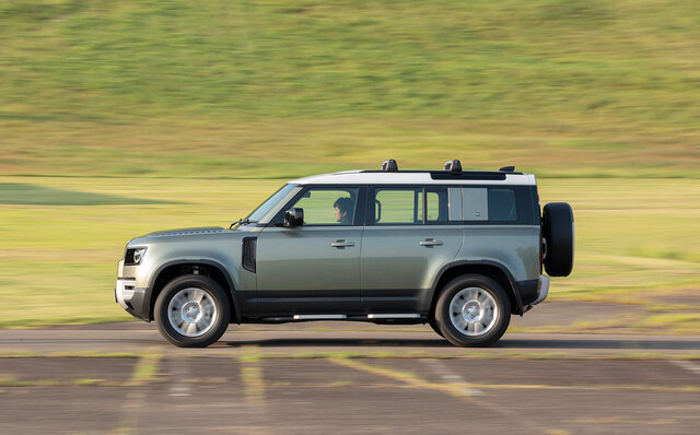 オンロード性能とオフロード性能を見事に両立──新型ディフェンダーに試乗|Land Rover オンロード性能とオフロード性能を見事に両立──新型ディフェンダーに試乗|Land Rover
