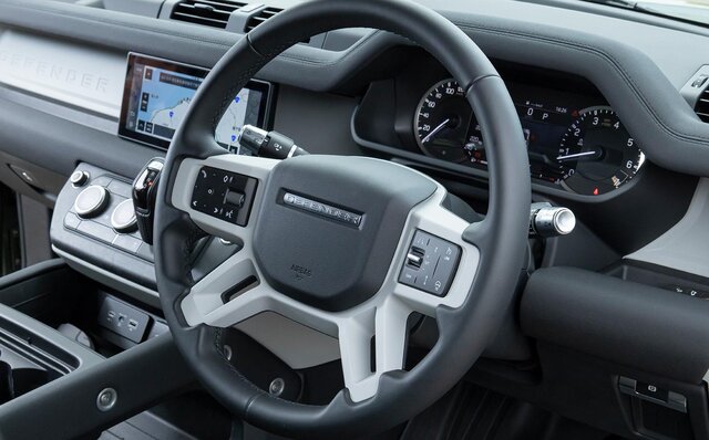 オンロード性能とオフロード性能を見事に両立──新型ディフェンダーに試乗|Land Rover オンロード性能とオフロード性能を見事に両立──新型ディフェンダーに試乗|Land Rover