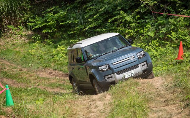 オンロード性能とオフロード性能を見事に両立──新型ディフェンダーに試乗|Land Rover オンロード性能とオフロード性能を見事に両立──新型ディフェンダーに試乗|Land Rover