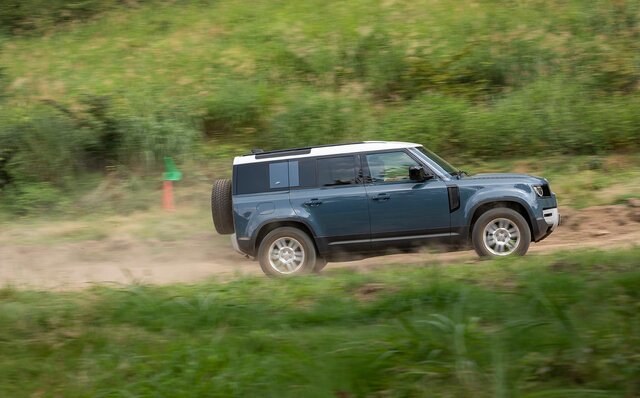 オンロード性能とオフロード性能を見事に両立──新型ディフェンダーに試乗|Land Rover オンロード性能とオフロード性能を見事に両立──新型ディフェンダーに試乗|Land Rover
