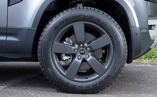 オンロード性能とオフロード性能を見事に両立──新型ディフェンダーに試乗|Land Rover オンロード性能とオフロード性能を見事に両立──新型ディフェンダーに試乗|Land Rover