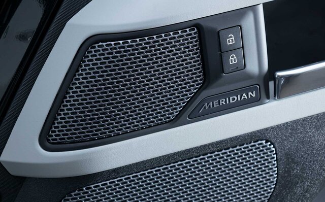 オンロード性能とオフロード性能を見事に両立──新型ディフェンダーに試乗|Land Rover オンロード性能とオフロード性能を見事に両立──新型ディフェンダーに試乗|Land Rover