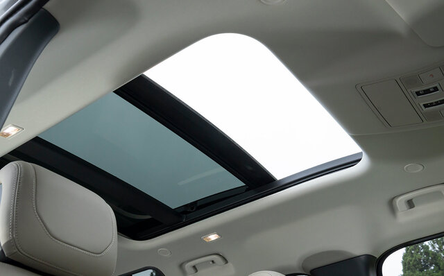 オンロード性能とオフロード性能を見事に両立──新型ディフェンダーに試乗|Land Rover オンロード性能とオフロード性能を見事に両立──新型ディフェンダーに試乗|Land Rover