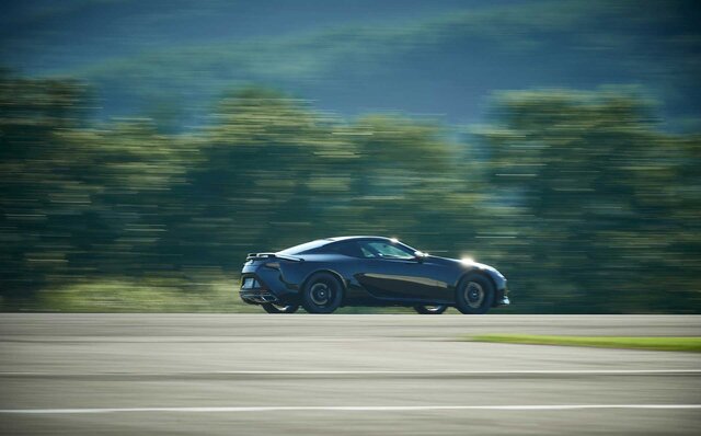 レクサスLCに室谷義秀選手と技術交流から生まれた70台限定の特別仕様車｜LEXUS