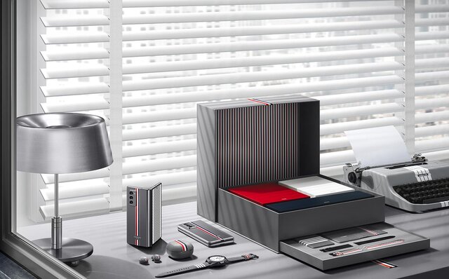 Galaxy とThom Browne のコラボレーション第二弾Galaxy Z Fold2 Thom Browne Editionが日本上陸|Galaxy×THOM BROWNE Galaxy とThom Browne のコラボレーション第二弾Galaxy Z Fold2 Thom Browne Editionが日本上陸|Galaxy×THOM BROWNE