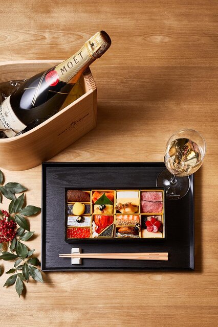 食卓に並んだモエ アンペリアルと北大路 板前手作りおせちセット